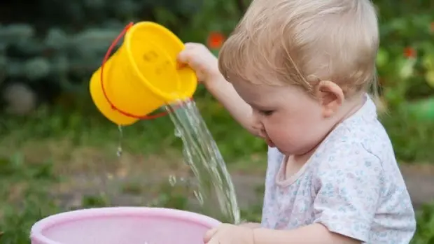 Juegos de agua y beneficios del agua para los niños